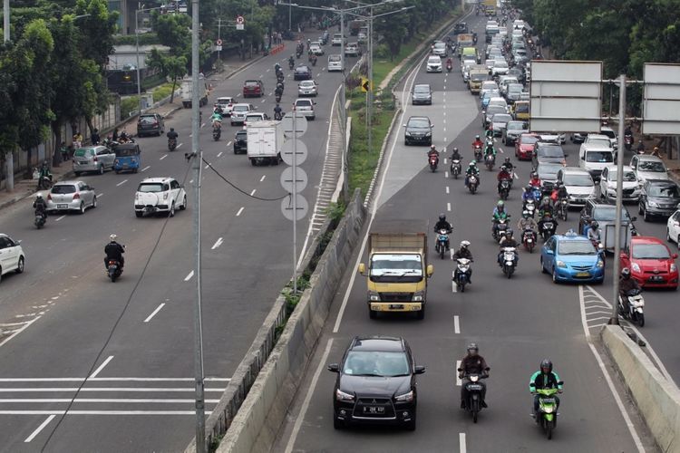 Sejumlah sepeda motor nekat menerobos ke jalan layang non tol (JLNT) Kampung Melayu-Tanah Abang, Jakarta, Senin (24/7/2017). Dinas Perhubungan DKI Jakarta bekerja sama dengan Korps Lalu Lintas (Korlantas) Polri telah melakukan razia untuk menertibkan pengendara sepeda motor yang melintas di JLNT tersebut.