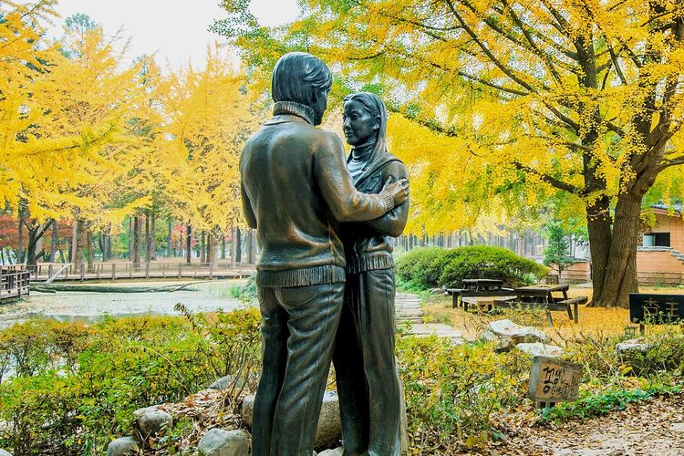 Patung di Nami Island, Korea Selatan, dari adegan dan lokasi pembuatan drama Korea Winter Sonata. Gambar diambil pada 25 Oktober 2015.