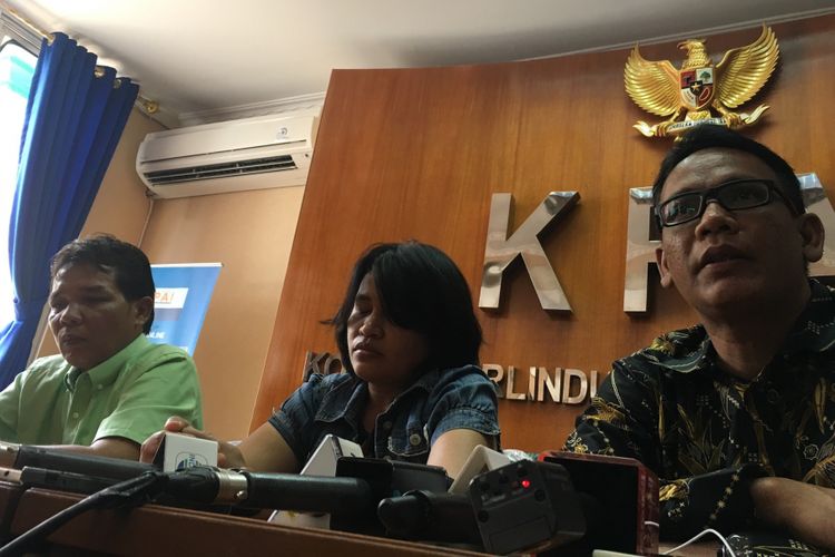 Orangtua bayi Debora dan tim advokasi, Birgaldo Sinaga, mendatangi kantor Komisi Perlindungan Anak Indonesia (KPAI) di Jakarta Pusat, Senin (11/9/2017).