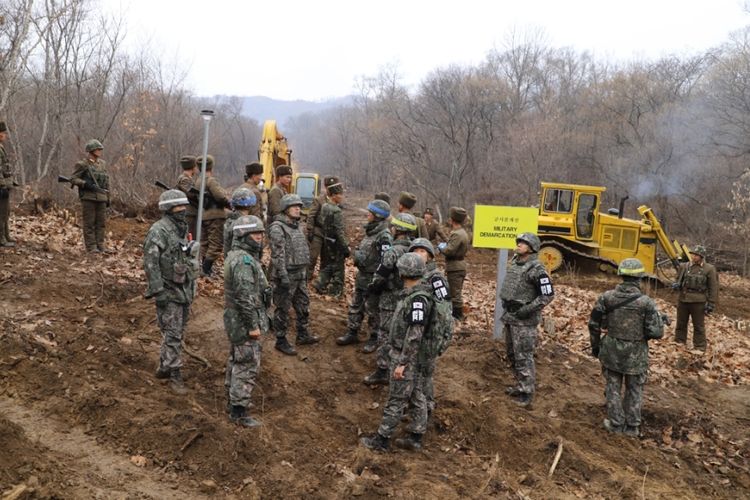 Foto yang disediakan Kementerian Pertahanan Korea Selatan, menunjukkan pasukan Korsel dan Korut selama operasi bersama di dekat Garis Demarkasi Militer untuk membangun jalan taktis melalui zona demiliterisasi.