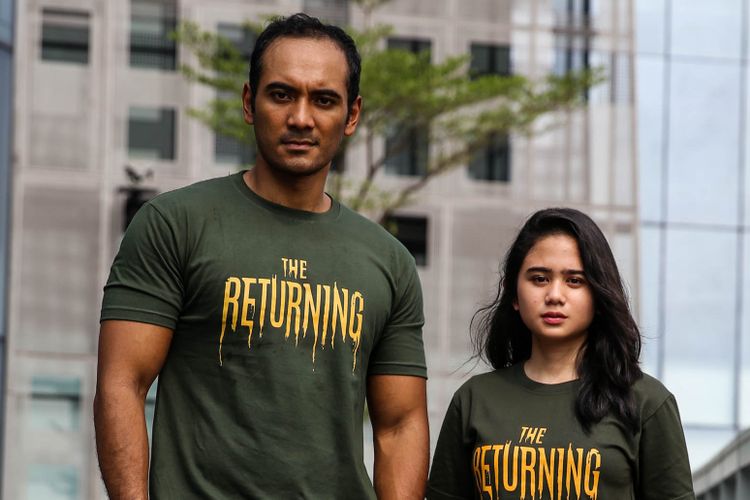 Aktor peran Ario Bayu,Muzakki Ramdhan dan Tissa Biani berpose setelah wawancara promo film The Returning di Menara Kompas Gramedia, Palmerah Selatan, Jakarta, Rabu (24/10/2018). Film The Returning akan tayang pada tanggal 1 November 2018.