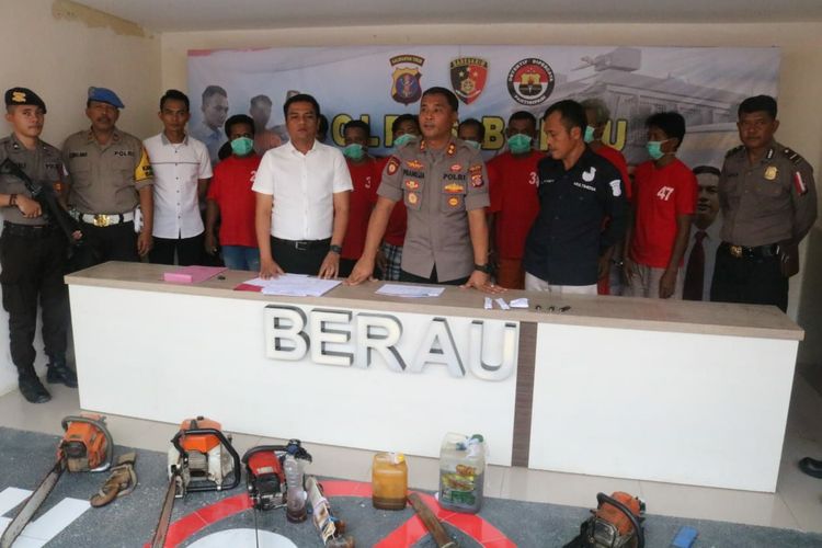 Jajaran Polres Kabupaten Berau saat memberikan keterangan pers delapan pelaku yang ditetapkan tersangka pada Rabu (18/9/2019) di Berau. 