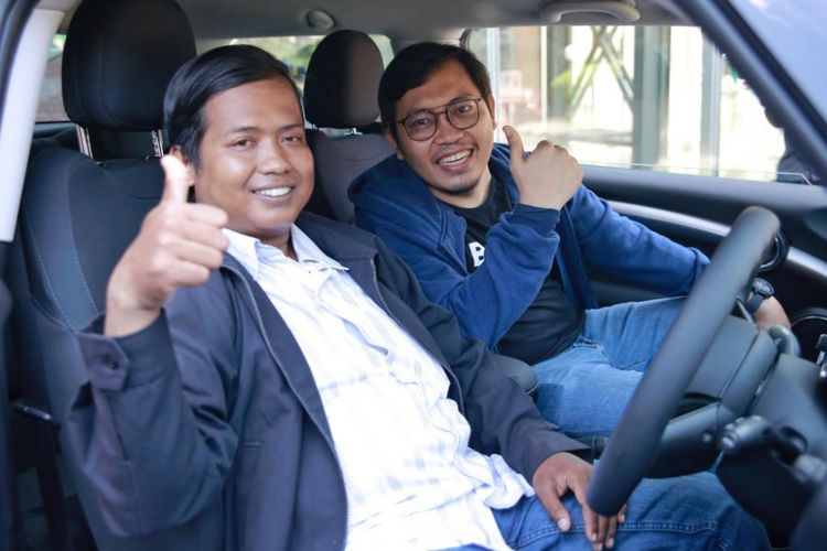 Serah terima mobil Mini Cooper oleh CEO Bukalapak, Achmad Zaky kepada pengemudi ojek online,  Dedi Heryadi. Dedi mendapatkan Mini Cooper seharga Rp 12.000 saat mengikuti promo Harbolnas yang digelar Bukalapak, Rabu (12/12/2018). Penyerahan dilakukan di kantor Bukalapak, Jakarta Selatan, Senin (17/12/2018).