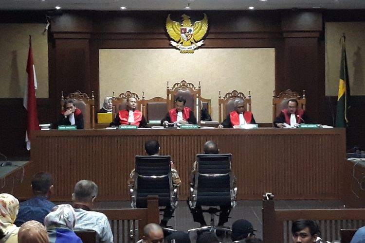Wali Kota nonaktif Kendari Adriatma dan mantan Wali Kota Kendari, Asrun di Pengadilan Tipikor Jakarta, Rabu (31/10/2018).