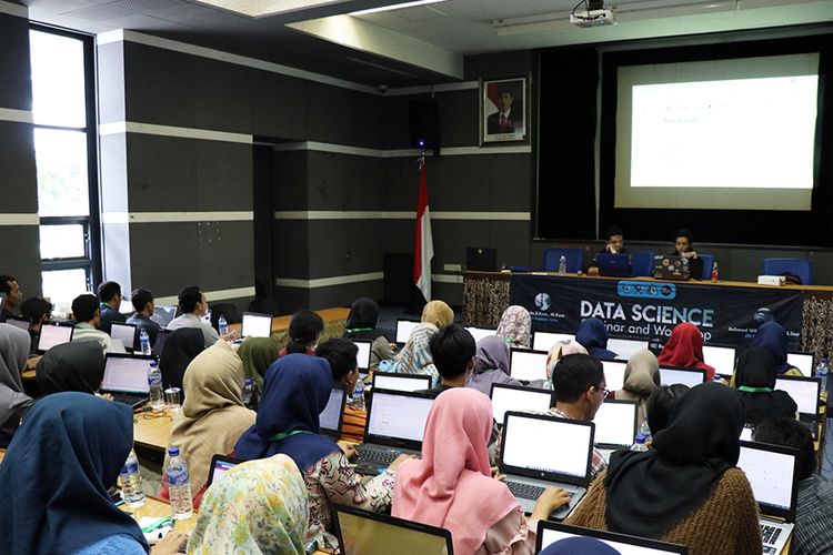 Himpunan Mahasiswa Telekomunikasi Politeknik Elektronika Negeri Surabaya (PENS)  menggelar Data Science Seminar and Workshop. Bertempat di Ruang Teater Gedung D3, kegiatan ini dihadiri oleh 140 mahasiswa aktif PENS (16/3/2019).