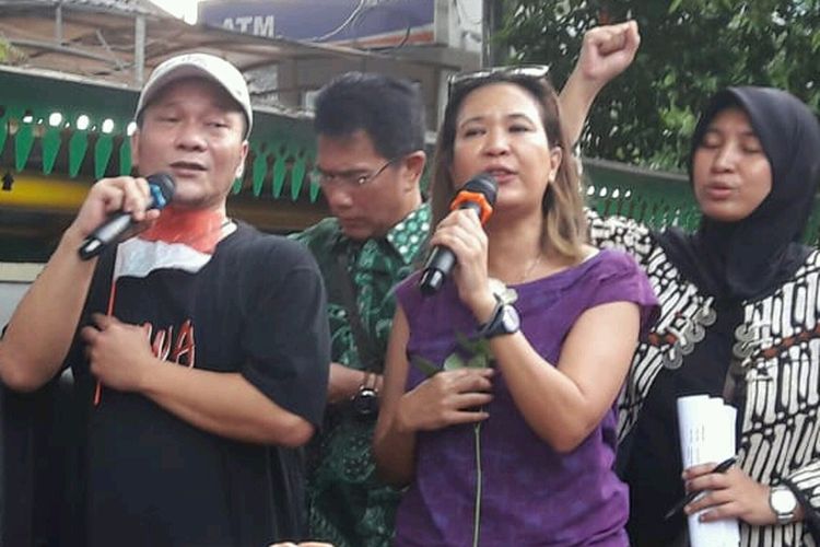 Musisi Iwa K dan Oppie Andaresta mengikuti aksi damai di depan gedung KPU RI di kawasan Menteng, Jakarta Pusat, Senin (22/4/2019).