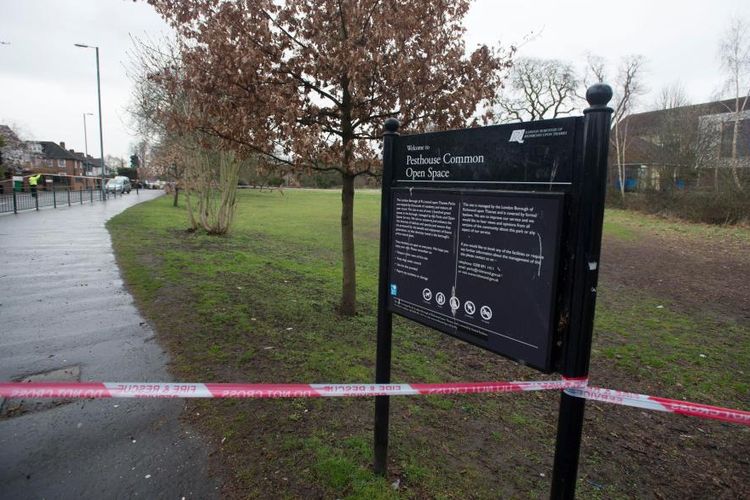 Garis polisi dipasang di sekitar lokasi ditemukannya seorang wanita yang tengah terbakar di Richmond, London.