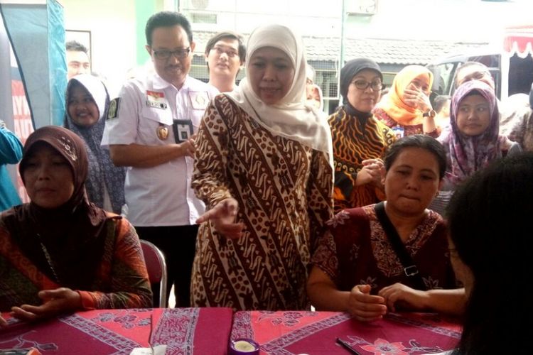 Menteri Sosial Khofifah Indar Parawansa saat melihat proses pencairan bantuan pangan non-tunai di Balaikota Yogyakarta.