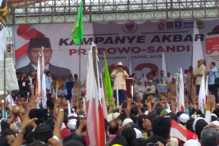 Capres Prabowo berorasi saat kampanye di kompleks GOR Satria Purwokerto, Jawa Tengah, Senin (1/4/2019)