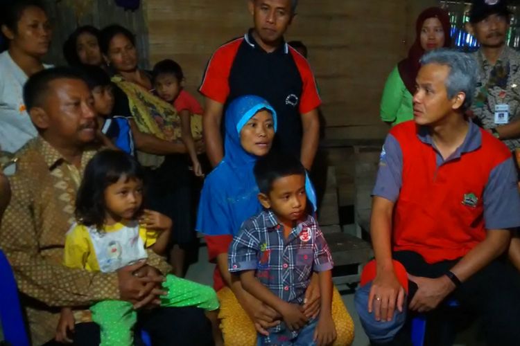 Gubernur Jawa Tengah Ganjar Pranowo mengunjungi rumah Supardi, salah satu warga miskin di Kabupaten Sragen, Kamis (16/11/2017). Dalam kesempatan itu, Ganjar memberikan bantuan RTLH kepada Supardi agar rumahnya menjadi layak huni. 