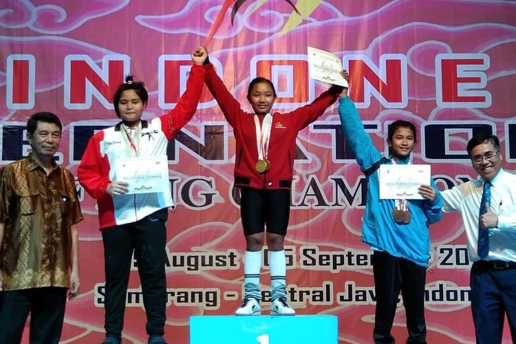Para peraih medali kelas 40+ kg preyouth putri pada The 2nd Junior Indonesia Weightlifting Championships di GOR Tri Lomba Juang, Semarang, Sabtu (31/8/2019).
