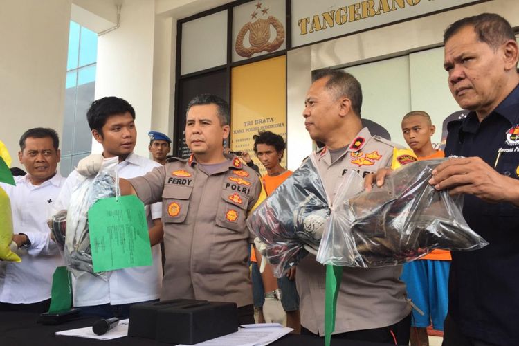 Kapolres Tangerang Selatan, AKBP Fredy Irawan memberikan konfrensi pers terkait kasus pembunuhan sadis yang terjadi Rabu ( 16/1/2019) bulan lalu. Konfrensi pers dilakukan pada Senin (4/2/2019) di Mapolres Tangerang Selatan. 