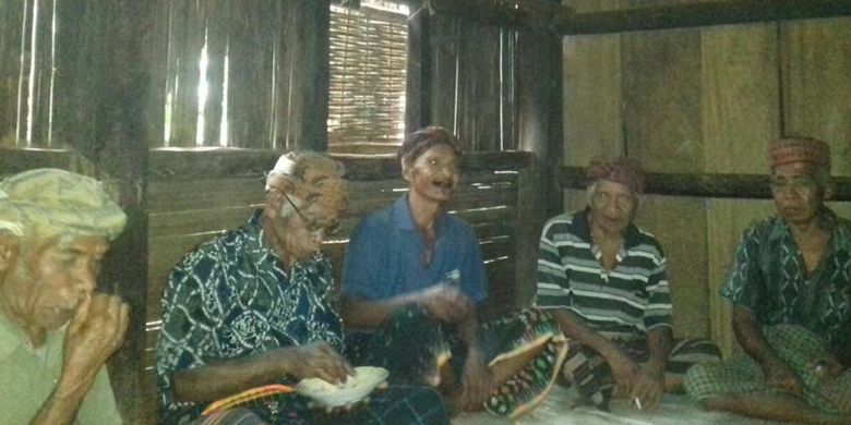 Tua adat di Kampung Paua, Desa Mosi Ngaran, Kecamatan Elar Selatan, Kabupaten Manggarai Timur, Flores, NTT, Senin (16/4/2018), melangsungkan ritual kewur uwi. Sebuah uwi dipegang sambil diritualkan kepada leluhur, alam semesta dan Sang Pencipta kehidupan sebelum dimakan.