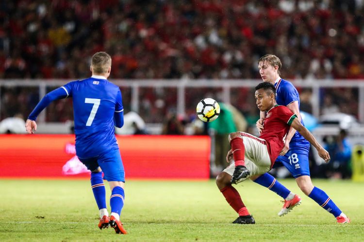 Pemain timnas Indonesia, Osvaldo Ardiles berebut bola dengan pemain timnas Islandia saat pertandingan persahabatan Indonesia melawan Islandia di Stadion Gelora Bung Karno, Jakarta, Minggu (14/1/2018). Indonesia kalah 1-4 melawan Islandia.