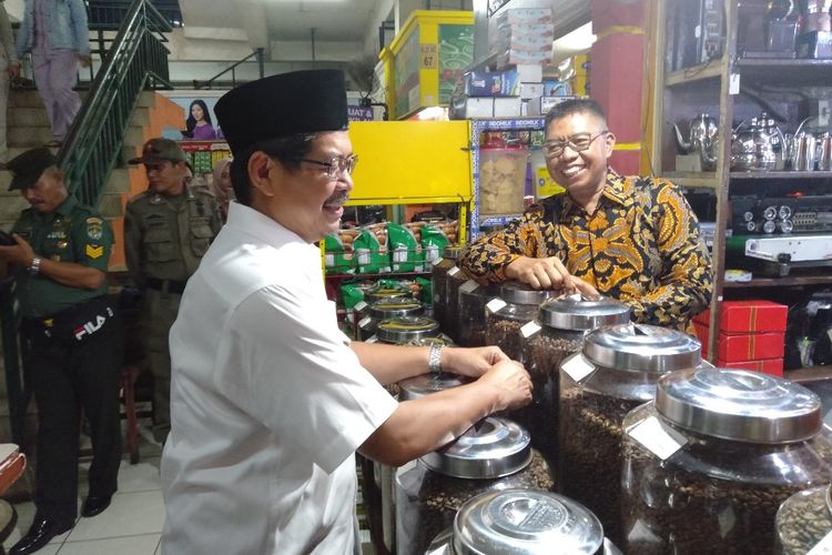 Wali Kota Jakarta Selatan, Marullah Matali (kiri) berbincang bersama Pemilik Kedai Dunia Kopi, Suradi (kanan) di Pasar Santa Kebayoran Baru Jakarta Selatan, Jumat (3/5/2019)