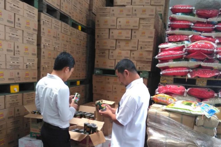 Kepala BPOM Kepri Yosef Dwi Irawan melakukan pengawasan dan penarikan produk ikan kaleng Farmerjack, 10, dan Hoki di salah satu importir yang ada di kawasan Batam Centre.