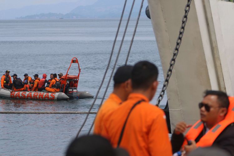 Tim SAR gabungan melakukan proses pencarian korban tenggelamnya KM Sinar Bangun di Danau Toba, Simalungun, Sumatera Utara, Kamis (21/6/2018). Pada hari keempat pasca tenggelamnya KM Sinar Bangun, tim SAR gabungan belum menemukan bangkai kapal dan korban yang hilang,  diduga kapal mengangkut sekitar 193 penumpang berdasarkan laporan yang masuk dari masyrakat.