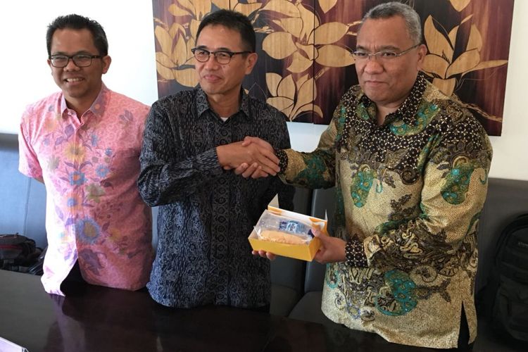 Corporate Secretary Garuda, Hengki Heriandono; VP Ground Service Garuda, Uun Setiawan; bersama David Tobing bertemu untuk menyelesaikan masalah gugatan akibat delay, Jumat (20/4/2018)