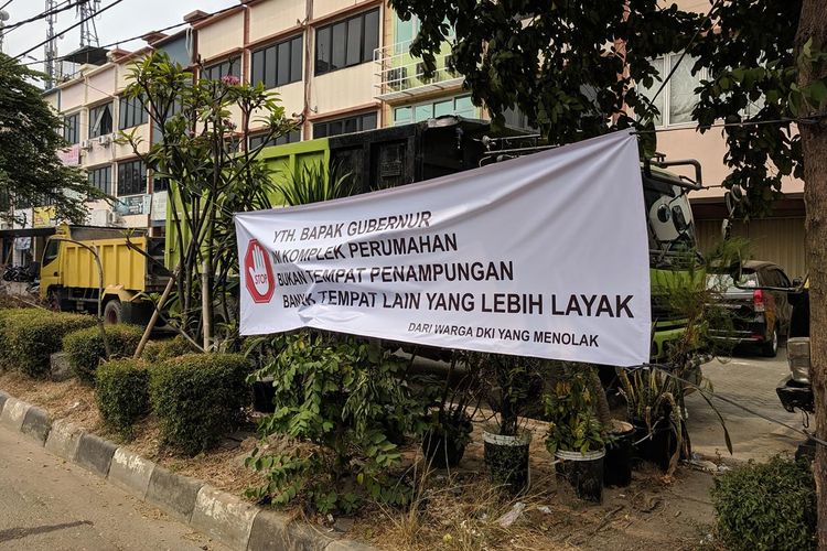 Spanduk penolakan warga  terhadap keberadaan penampungan para pencari suaka di Kalideres, Jakarta Barat.