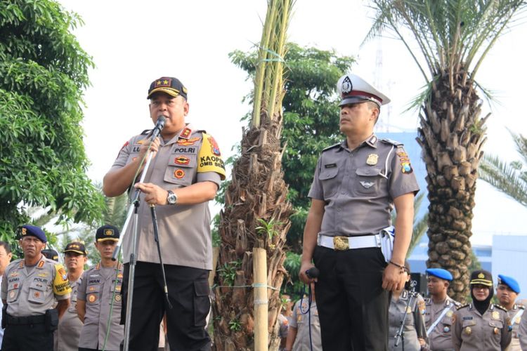 Aiptu Sujadi (kanan) diberi penghargaan oleh Kapolda Jatim Irjen Luki Hermawan (kiri), Senin (11/3/2019)
