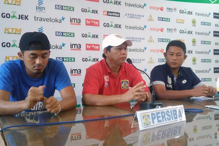 Pelatih Persiba Balikpapan Haryadi (tengah) dan Bijahil Chalwa (kiri), sebelum pertandingan lawan Persela Lamongan, Sabtu (4/11/2017).