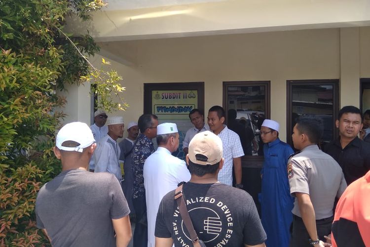 Massa mendatangi kantor Ditkrimsus Polda Kepulauan Bangka Belitung, Selasa (9/4/2019).