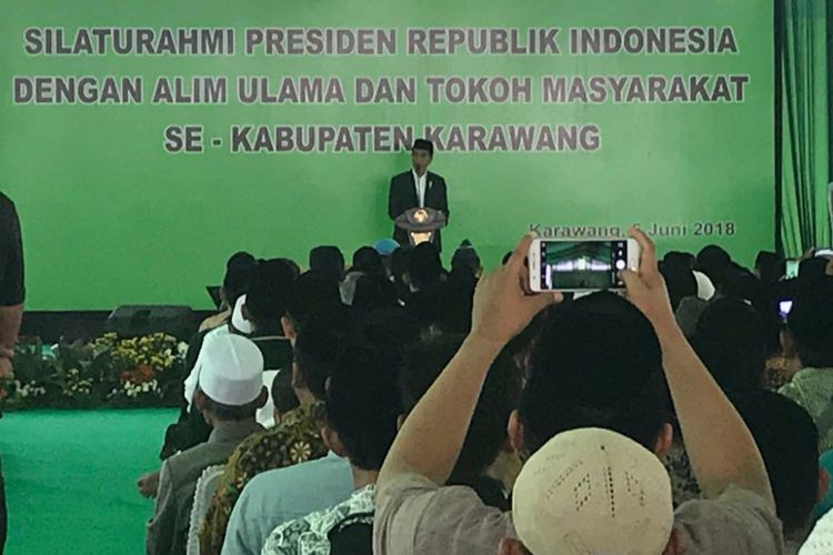 Presiden Joko Widodo saat bersilaturahmi dengan ulama se Kabupaten Karawang di Pondok Pesantren Assiddqiyah, Kecamatan Cilamaya Wetan, Kabupaten Karawang, Rabu (6/6/2018).