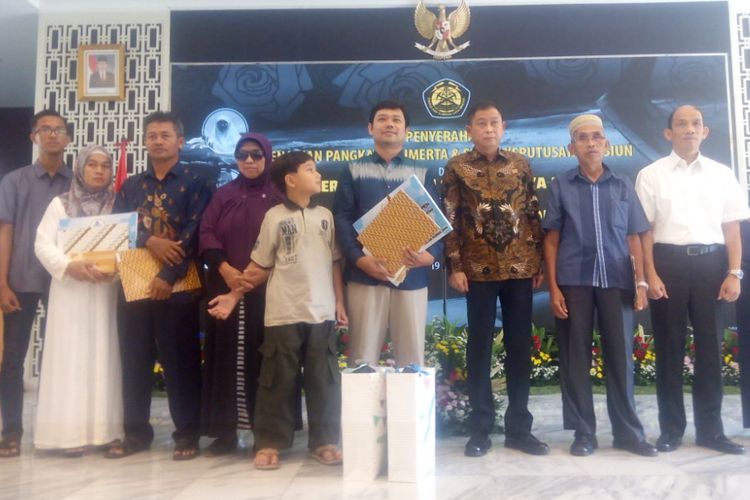 Keluarga korban kecelakaan pesawat Lion Air JT-610 yang bekerja di Kementerian Energi dan Sumber Daya Mineral (ESDM) menghadiri penyerahan Surat Keputusan Kenaikan Pangkat Anumerta dan Pensiun PNS di Jakarta Pusat, Rabu (19/12/2018).