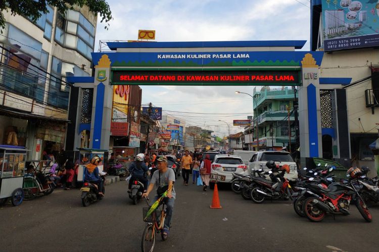 Gerbang masuk menuju kawasan kuliner Pasar Lama, tepatnya di Jl. Kisamaun.