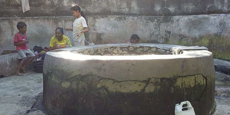 Warga Desa Ipir, Kecamatan Bola, Kabupaten Sikka, Flores, Nusa Tenggara Timur (NTT) menimba air di sumur Baluk, Sabtu (15/6/2019).