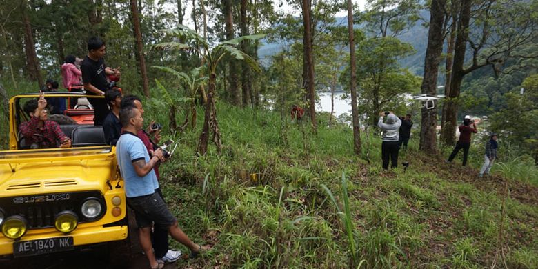 Lawu Tour Jeep Adventure di Mojosemi Forest Park, Kabupaten Magetan, Jawa Timur, Rabu (23/1/2019). Peserta memotret Telaga Sarangan.