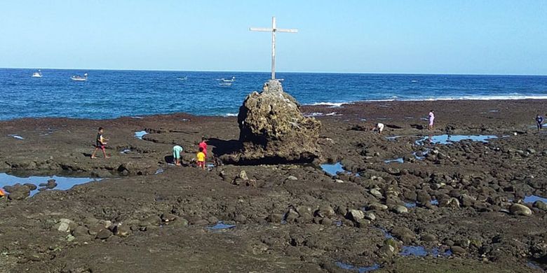 Watu Krus (Batu Salib), jejak peninggalan bangsa Portugis di pantai Selatan tepatnya di Desa Bola, Kecamatan Bola, Kabupaten Sikka, Flores, Nusa Tenggara Timur, Sabtu (15/6/2019).
