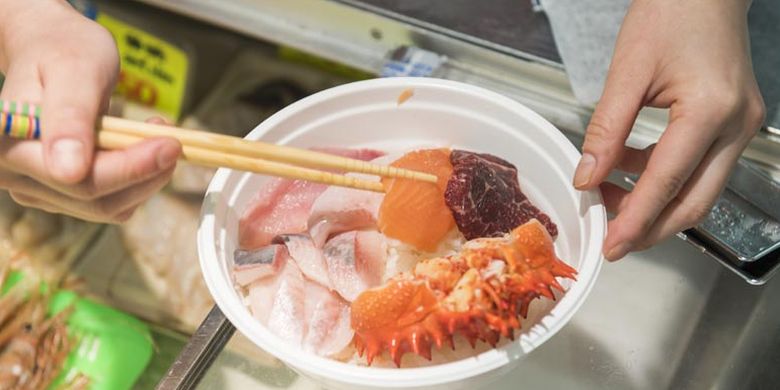 Memilih sashimi untuk kaisen-don. Kaisen-don adalah nasi dengan tambahan sashimi segar sebagai topping. Kaisen-don dijual di Pasar Washo yang terletak di Kota Kushiro, Hokkaido bagian timur, Jepang.