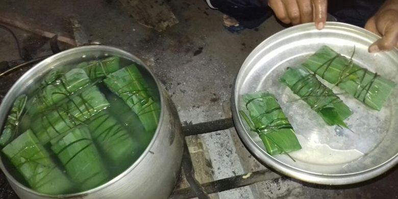 Seorang ibu di Kampung Paua, Desa Mosi Ngaran, Kecamatan Elar Selatan, Kabupaten Manggarai Timur, Flores, NTT sedang masak nasi Rupang untuk dihidangkan kepada tamu saat dilangsungkan Ritual Kewur Uwi, Senin (16/4/2018).