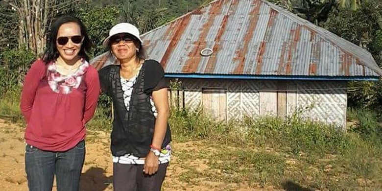 Wisatawan Nusantara berswafoto dengan latar belakang Watu Umpu di Kecamatan Welak, Manggarai Barat, Flores, NTT.