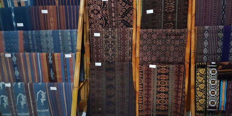 Aneka kain tenun ikat di Galeri Sonya Tenun di kota Maumere, Kabupaten Sikka, Flores, Nusa Tenggara Timur, Kamis (9/5/2019).