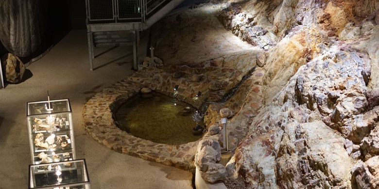 Amethyst Welt Maissau di distrik Hollabrunn, Austria merupakan sebuah ruangan bawah tanah yang memamerkan dinding amethyst sepanjang 40 meter yang berusia 380 juta tahun.