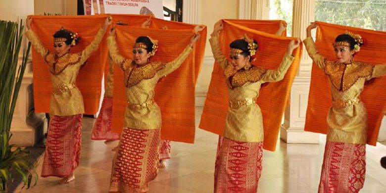 Tari Sriwijaya pada pembukaan pameran Ragam Songket Nusantara dan Tradisi Tenun Serupa. 