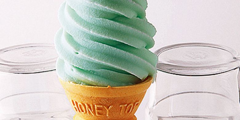 Mashu Blue Soft, es krim berwarna biru yang menggambarkan warna air danau Mashu di Hokkaido, Jepang.