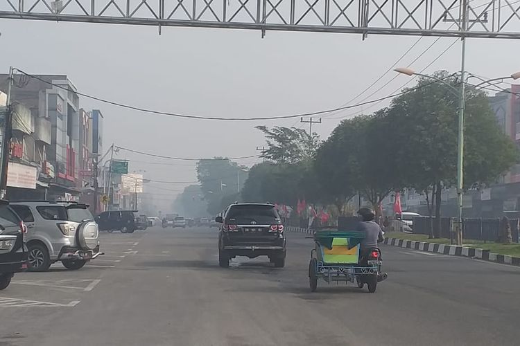 Kabut asap tebal terlihat di pusat Kota Dumai, Riau, akibat kebakaran hutan dan lahan, Jumat (29/3/3019).