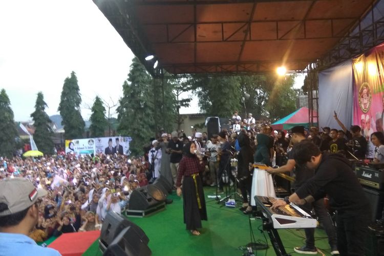 Grup musik Sabyan Gambus menghibur ribuan pendukung pasangan capres 02 pada acara Deklarasi Koppasandi Kabupaten Ciamis, di Lapangan Borosngora, Kecamatan Panjalu, Ciamis, Senin (25/3/2019).