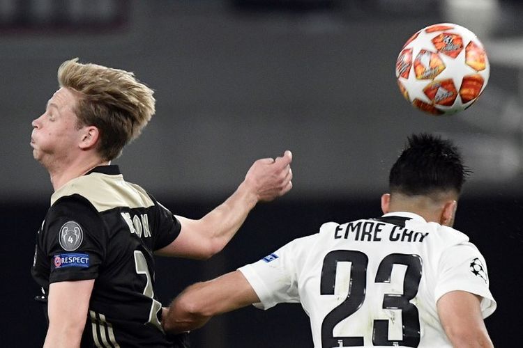 Frenkie De Jong dan Emre Can berduel di udara pada pertandingan Juventus vs Ajax Amsterdam dalam perempat final Liga Champions di Stadion Allianz, 16 April 2019. 