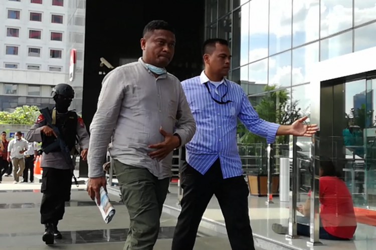 Bupati Buton Selatan Agus Feisal Hidayat tiba di gedung Komisi Pemberantasan Korupsi pada Kamis (24/5/2018). Agus tiba sekitar pukul 13.35 WIB bersama enam orang lainnya. Sebelumnya KPK telah melakukan pemeriksaan terhadap Agus dan 9 orang lainnya di Mapolres Baubau, Sulawesi Tenggara, Rabu (23/5/2018) kemarin.