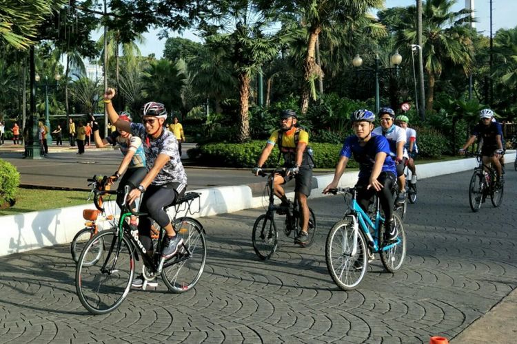 Wakil Gubernur DKI Jakarta Sandiaga Uno bersepeda menuju Balai Kota DKI Jakarta, Jumat (16/3/2018). 