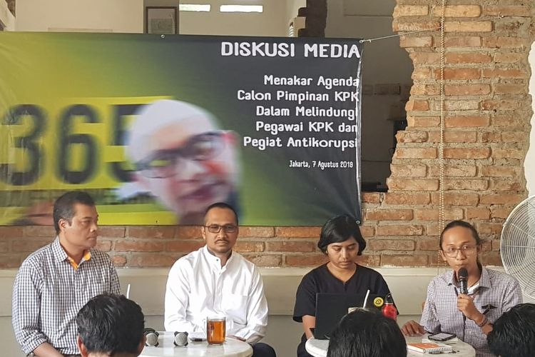 Mantan Ketua KPK Periode 2011-2015 Abraham Samad (kedua dari kiri) saat hadir dalam diskusi media bertajuk Menakar Agenda Calon Pimpinan KPK salam Melindungi Pegawai KPK dan Pegiat Antikorupsi di Cikini, Jakarta Pusat, Rabu (7/8/3019).