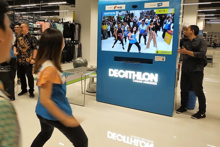 Pengunjung mencoba layanan Augmented Reality Dance di Decathlon Taman Anggrek, Rabu (25/4/2019)