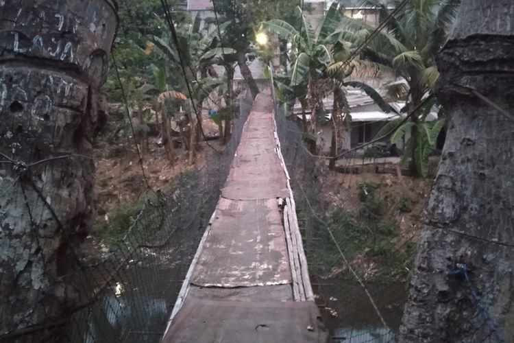 Kondisi jembatan gantung di Serengseng Sawah, Jagakarsa, Jakarta Selatan, Senin (26/8/2019)