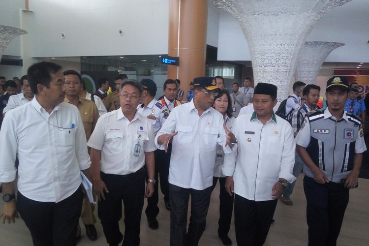 Menteri Perhubungan Budi Karya Sumadi saat meninjau Bandara International Jawa Barat (BIJB), Kertajati pada Selasa (18/6/2019).