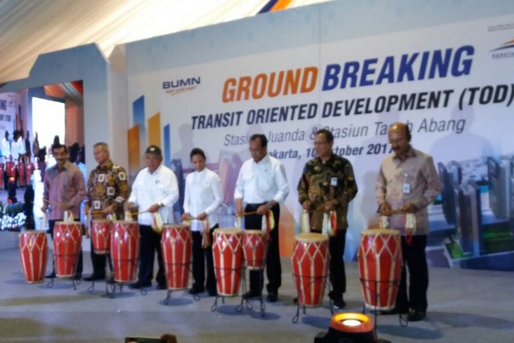 Groundbreaking rumah susun berkonsep TOD, di Lingkungan Stasiun Juanda, Jakarta, Selasa (10/10/2017). 