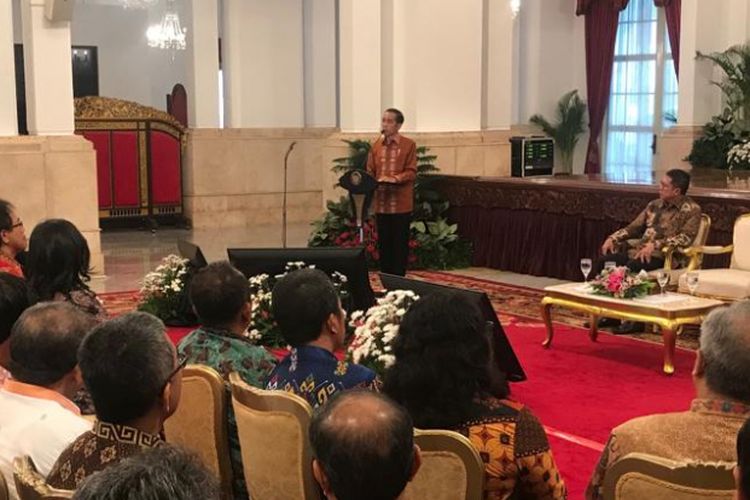 Presiden Joko Widodo saat menerima pimpinan Gerakan Nasional Pengawal Fatwa Majelis Ulama Indonesia (GNPF-MUI) di Istana Merdeka, Jakarta, Minggu (25/6/2017).
